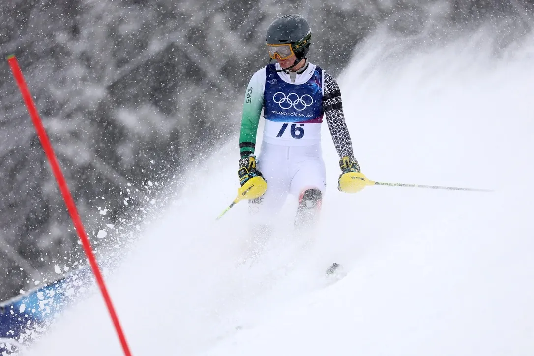 Alex Astridge in Olympic bib 76 on the slalom course at Milano Cortina